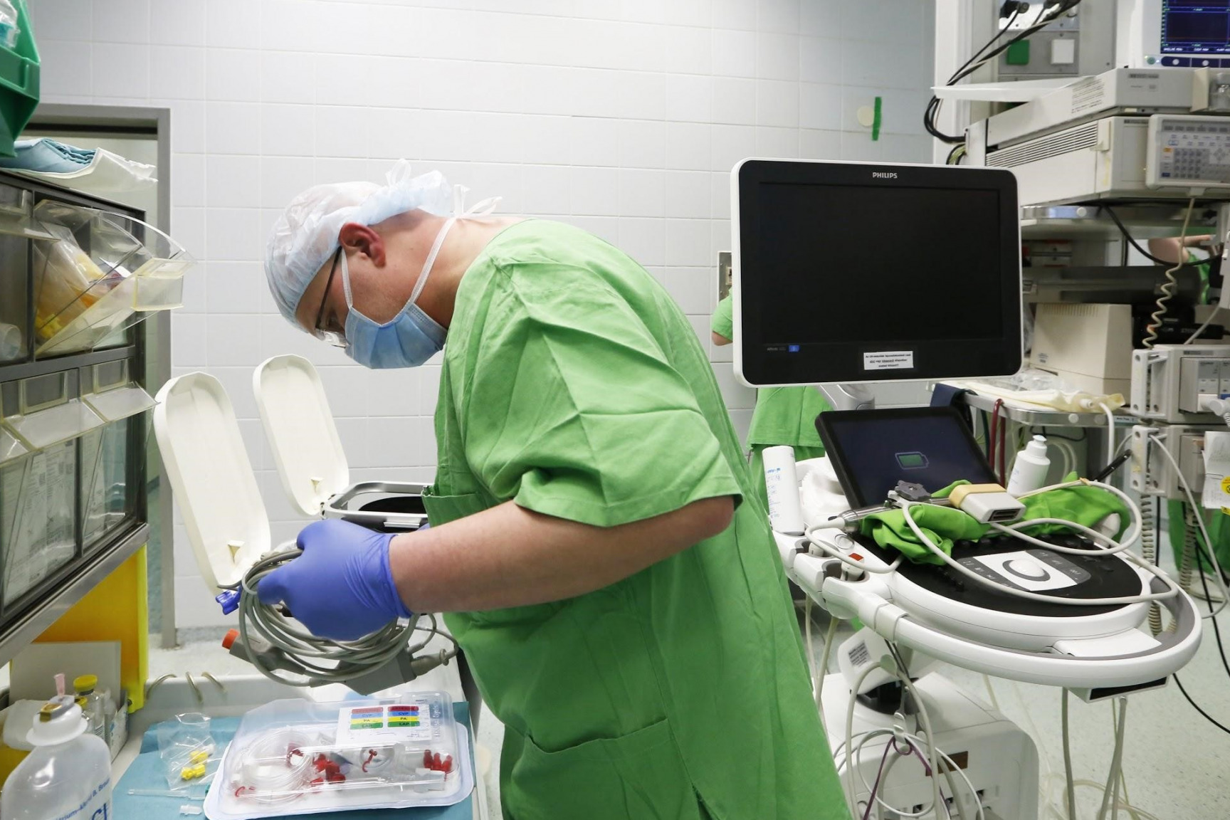Gyermekszív műtő dolgozója műtét közben