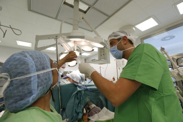 Gyermekszív műtő dolgozói műtét közben