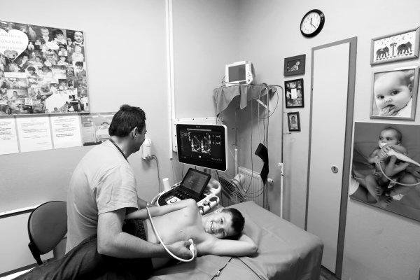 Gyermekszív Központ ambulanciája ultrahangozás közben