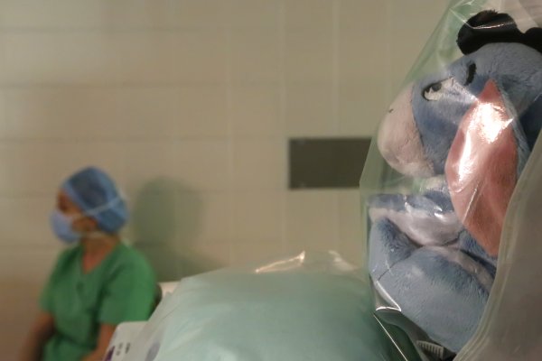 Sterilizált plüssállat a gyermek műtőben